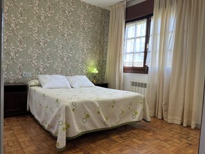 6 soverom, strykejern/-brett, reiseseng for barn og sengetøy