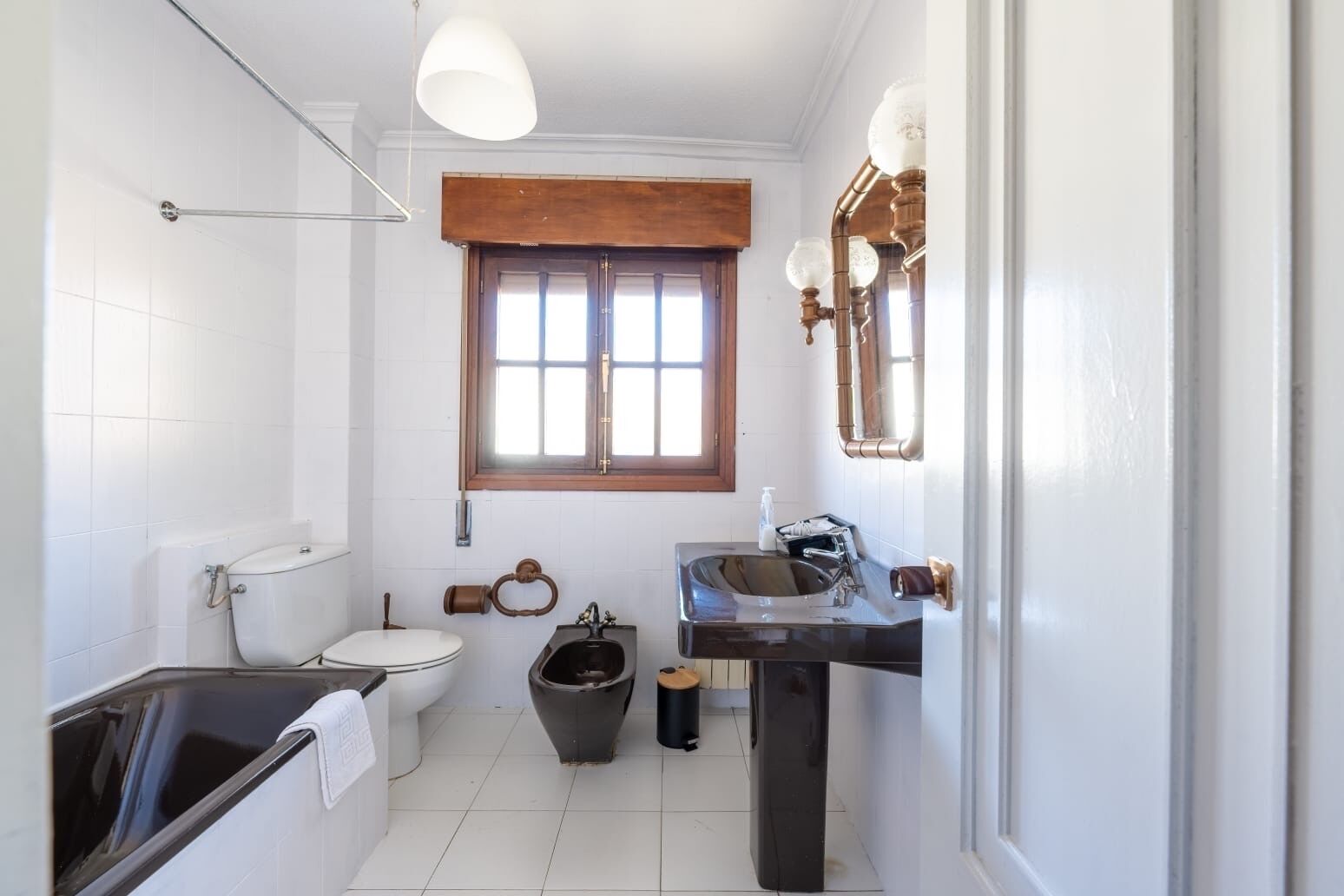 Regadera, secadora de cabello, bidet, toallas 