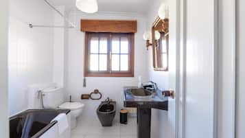 Regadera, secadora de cabello, bidet, toallas