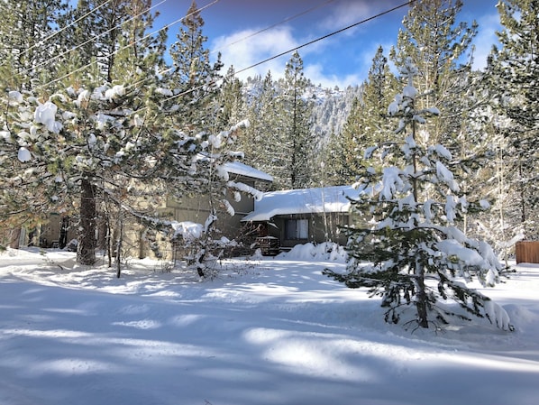 Exterior - Lovely 3-bedroom house with Hot Tub and EV charger in South Lake Tahoe (South Lake Tahoe)