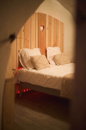 1 bedroom, travel crib, free WiFi, bed sheets