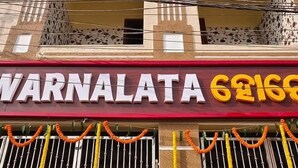 A building with a sign reading "WARNALATA 62168". - Hotel Swarna Lata (Puri)