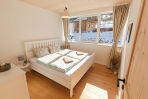 4 bedrooms, travel cot, WiFi, bed sheets