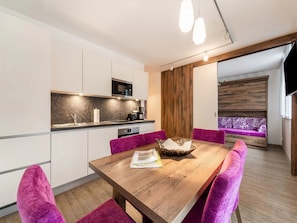 Fridge, microwave, oven, stovetop - Cosy apartment with a view near Kaprun (Bruck an der Großglocknerstrasse)
