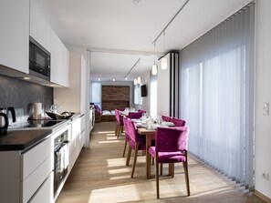 Kjøleskap, mikrobølgeovn, ovn og kokeplater