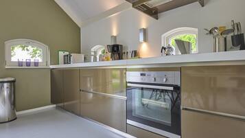 Fridge, oven, stovetop, dishwasher