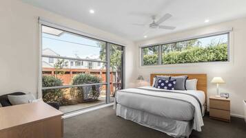 3 habitaciones, escritorio y tabla de planchar con plancha