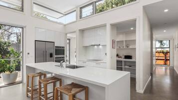 Refrigerador, microondas, horno, placa de cocina