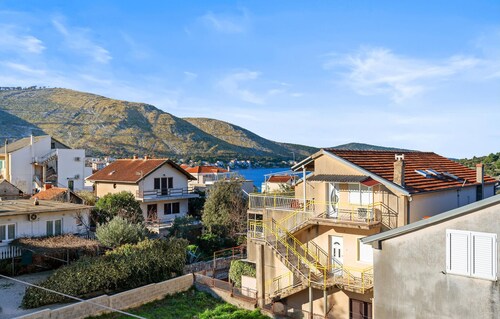Cozy apartment in Grebastica with WiFi