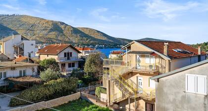 Cozy apartment in Grebastica with WiFi