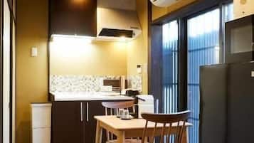 Suíte, várias camas, para não fumantes, cozinha | Cozinha privada | Chaleira elétrica