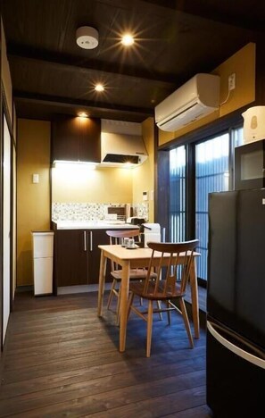 Suite, Multiple Beds, Non Smoking, Kitchen | Private kitchen | Electric kettle