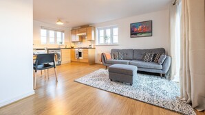 Eine moderne Wohnung mit Küche, Essbereich und Wohnzimmer.