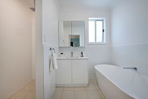 Shower, hair dryer, towels, shampoo