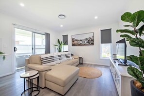 Télévision, livres, espaces bureaux