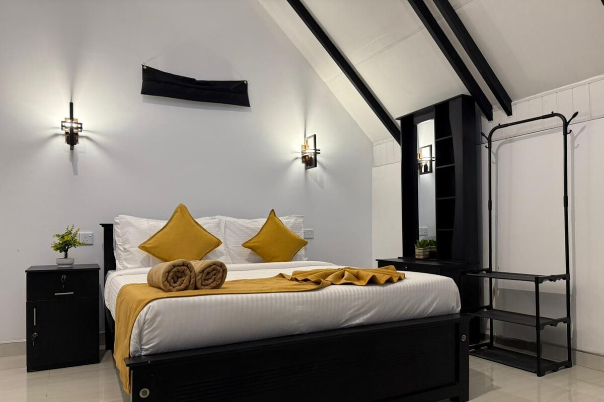 Deluxe Cabin, Mountain View | Desk, laptop workspace, free WiFi