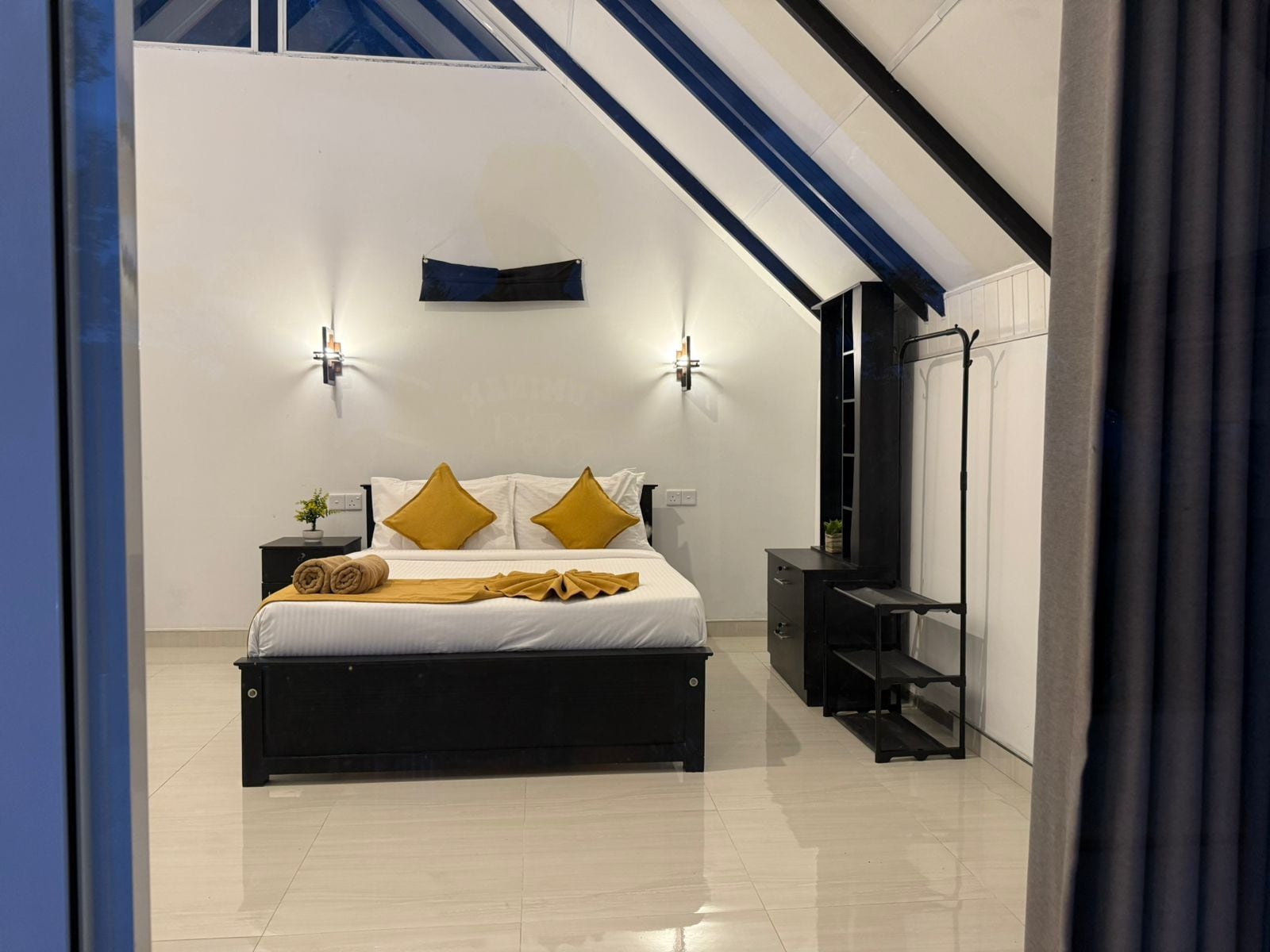 Un dormitorio moderno con cama, mesitas de noche y un armario.