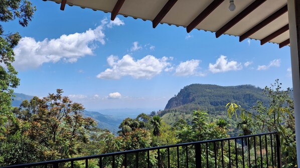 Desk, laptop workspace, free WiFi - Pearl villa Ella (Ella)