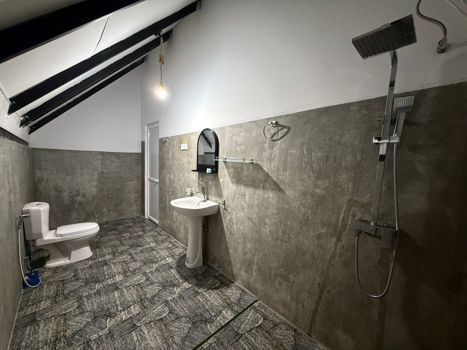 Ein kleines Badezimmer mit Toilette, Waschbecken und Dusche.