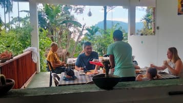 Sudah termasuk sarapan masakan setempat setiap hari