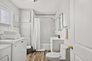Dusche, Haartrockner, Handtücher, Shampoo