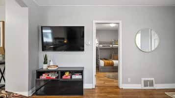 2 habitaciones, escritorio y tabla de planchar con plancha