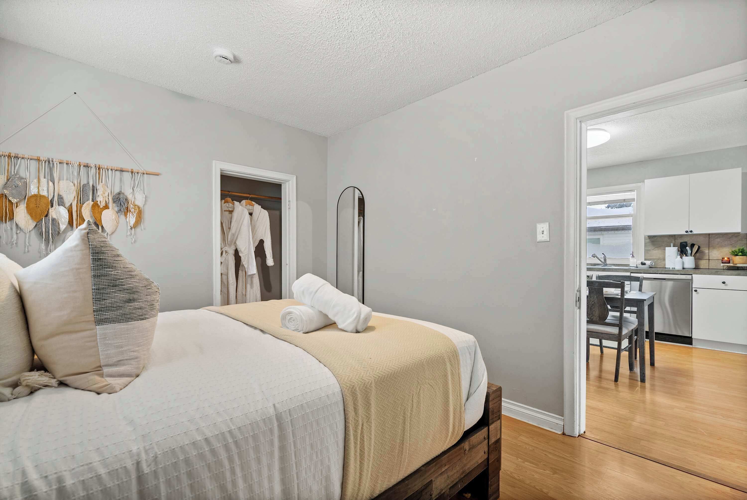 2 Schlafzimmer, Schreibtisch, Bügeleisen/Bügelbrett, Reisekinderbett