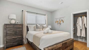 2 bedrooms, desk, iron/ironing board, travel crib