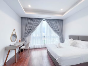 2 habitaciones y tabla de planchar con plancha