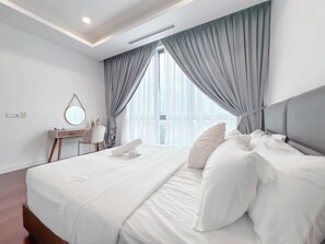 2 habitaciones y tabla de planchar con plancha