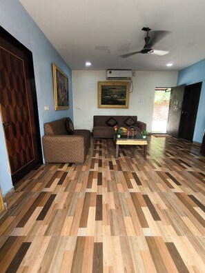 Interior - Charming 1-bedroom villa with AC, WiFi in marvelous Mumbai with Swimming pool (Mumbai)