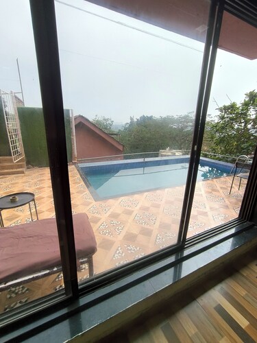 Charming 1-bedroom villa with AC, WiFi in marvelous Mumbai with  Swimming pool
