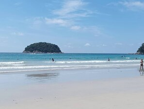 Sun-loungers, beach umbrellas - Katamanda seaview villa Kinnaree near Kata beach (Karon)