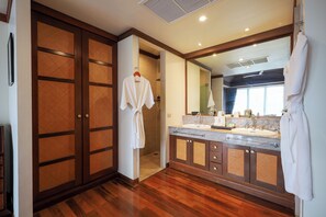 Bathrobes, slippers, towels - Katamanda seaview villa Kinnaree near Kata beach (Karon)