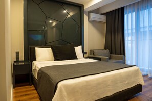 Economy Room, Ground Floor | Peralatan tempat tidur premium, bar mini, peti besi dalam bilik 