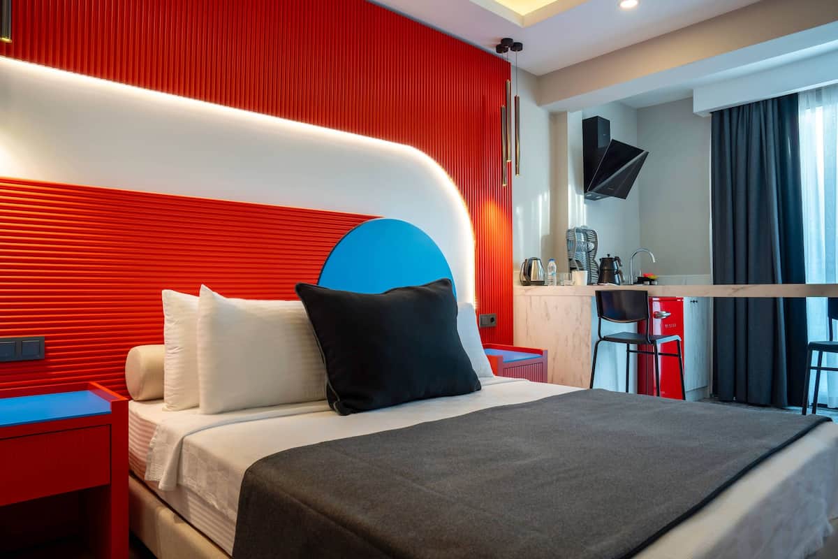 Deluxe Room, Kitchenette, Corner | 1 bedroom, premium bedding, minibar, in-room safe