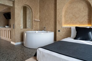Luxury Suite, Hot Tub, Corner | Premium bedding, minibar, in-room safe, blackout drapes - Lucky Monkey Midi Hotel (Antalya)