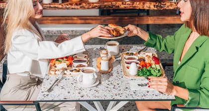 Lucky Monkey Midi Hotel