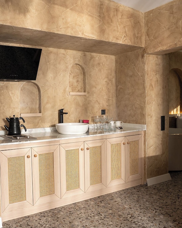 Luxury Suite, Hot Tub, Corner | Private kitchenette | Electric kettle, highchair, dining tables