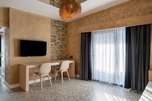Luxury Suite, Hot Tub, Corner | 1 bedroom, premium bedding, minibar, in-room safe