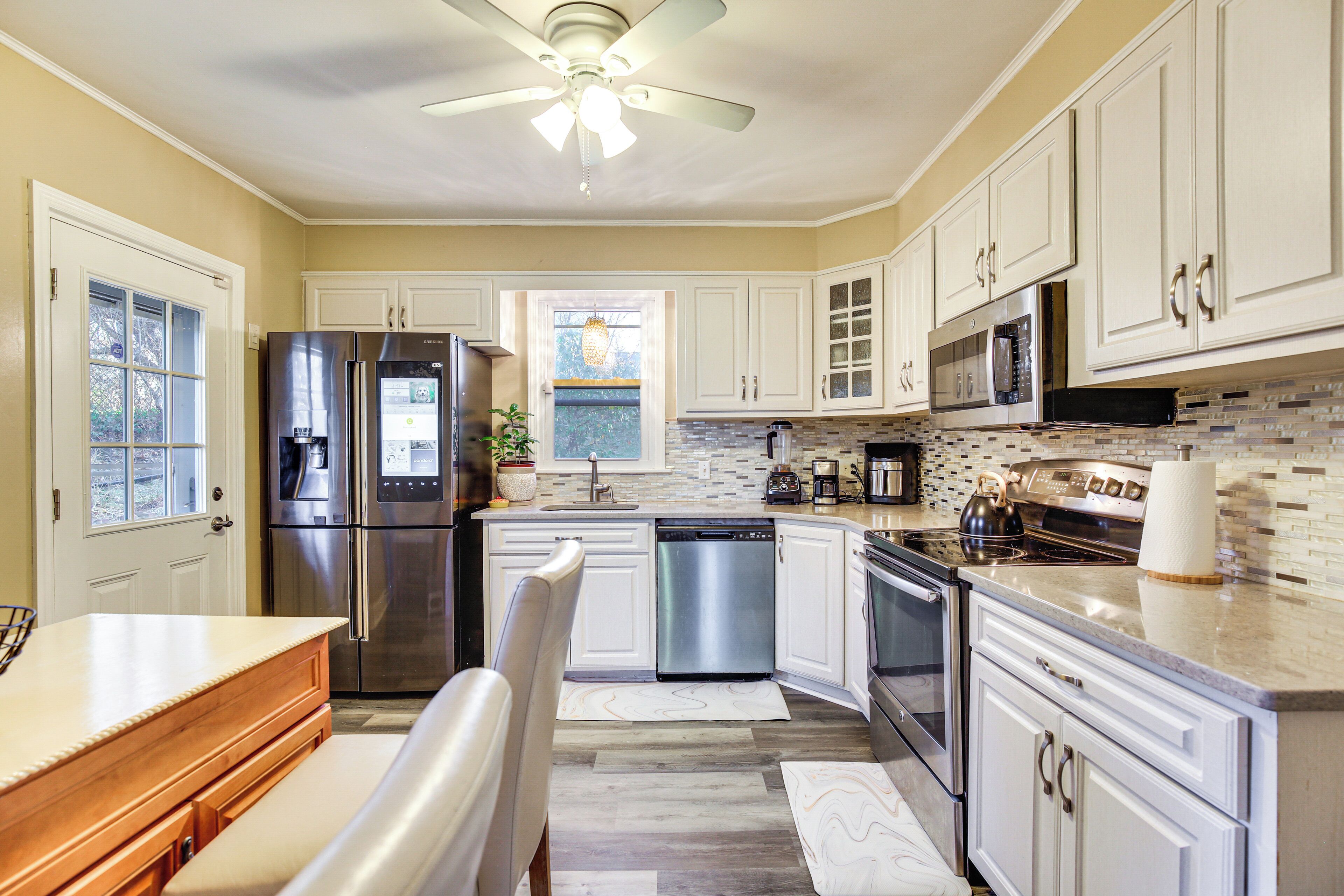 Fridge, microwave, dishwasher, coffee/tea maker