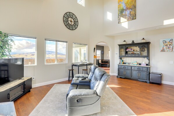 Téléviseur, foyer, livres