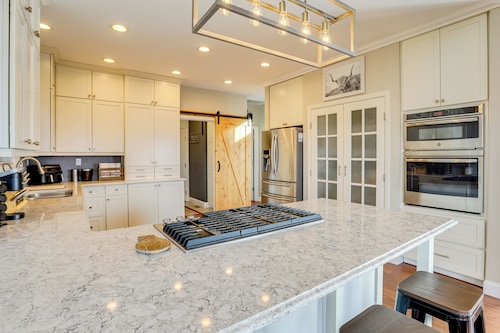 Mtn-View Haven w/ Hot Tub! 28 Mi to Mt Rose Ski