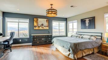 3 bedrooms, desk, iron/ironing board, WiFi