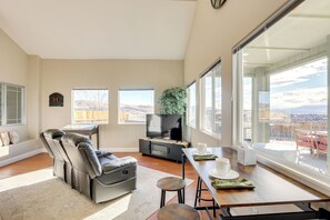 Televisión, chimenea y libros