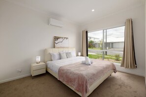 4 bedrooms, iron/ironing board, WiFi, bed sheets - Spacious 4BR Modern Home by Parks & Forest (Greenbank)