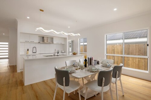 Spacious 4BR Modern Home by Parks & Forest