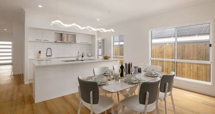 Spacious 4BR Modern Home by Parks & Forest