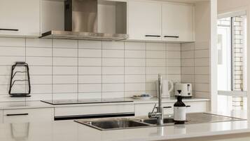 Jääkaappi, mikroaaltouuni, uuni, liesi