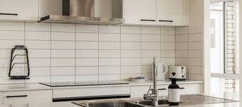 Spacious 4BR Modern Home by Parks & Forest